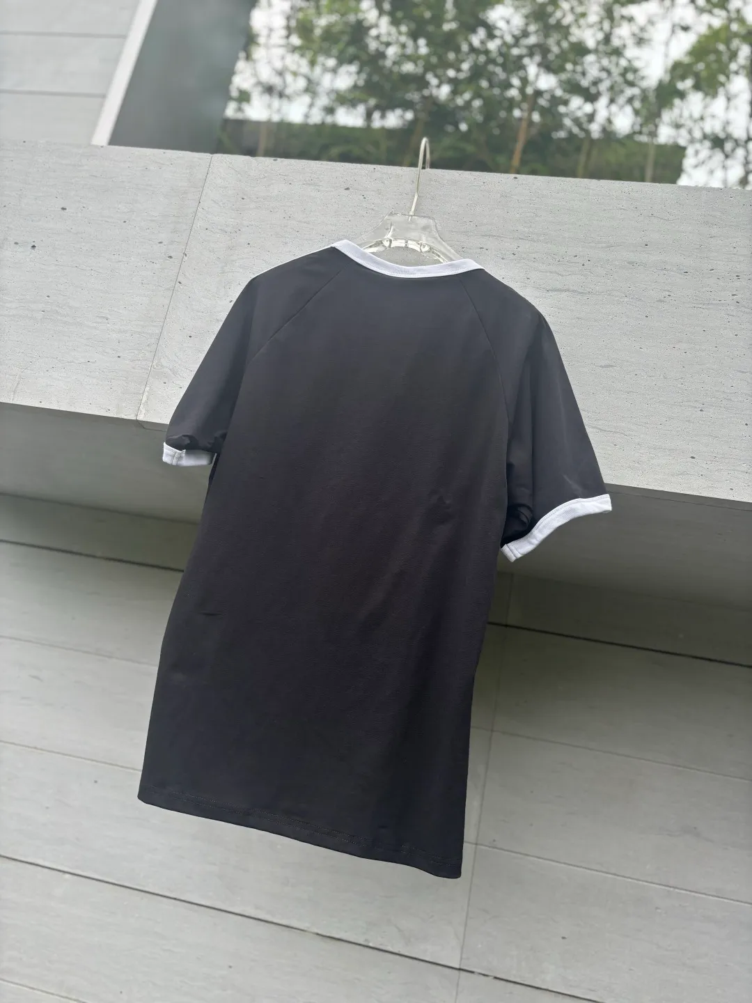 🈴𝟱Color Collection 𝟬𝟱𝟭𝟰𝟴# Exclusive real shot/difference between various stolen pictures and online version on the market [𝗔𝗗𝗜𝗗𝗔𝗦 Adidas Clover Classic Embroidered Couple Round Neck Short Sleeve 𝗧 Shirt] ✅Full set of 1:1 customized accessories ➕Customized three-label ➕𝗬𝘂𝗮𝗻 version hang tag ➕𝗹𝗼𝗴𝗼 packaging bag 🔥 ➕Scan the tag to enter the official website. ✅Top Original version, ins Xiaohongshu has many bloggers wearing it. Clover's latest 5-color T is really Korean casual style ➕Classic Versatile❤️ Skin-friendly and Breathable, super comfortable for daily wear. The clover logo on the chest is very recognizable. 3D three-dimensional tailoring. The upper body is crisp and stylish. The fit is loose. It covers the flesh and makes you slim. It perfectly modifies the figure. The full set of accessories is customized in a one-to-one mold, striving for excellence. Good Quality is never just talk! Color: White Pink Light Gray Green Black Tibetan Blue Size: S M L XL XXL